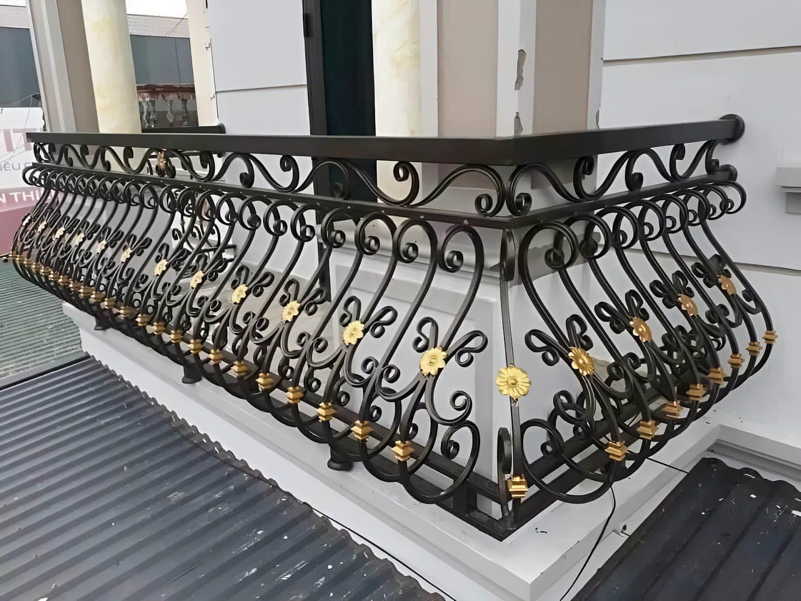 Lan can sắt cổ điển